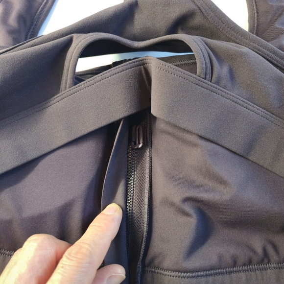 Fabletics Essential Front Zip Sports Bra XL – Deep Plum – Brand New w/ Tag - Picture 3 of 5